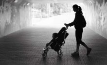 Personne à la rue avec enfant