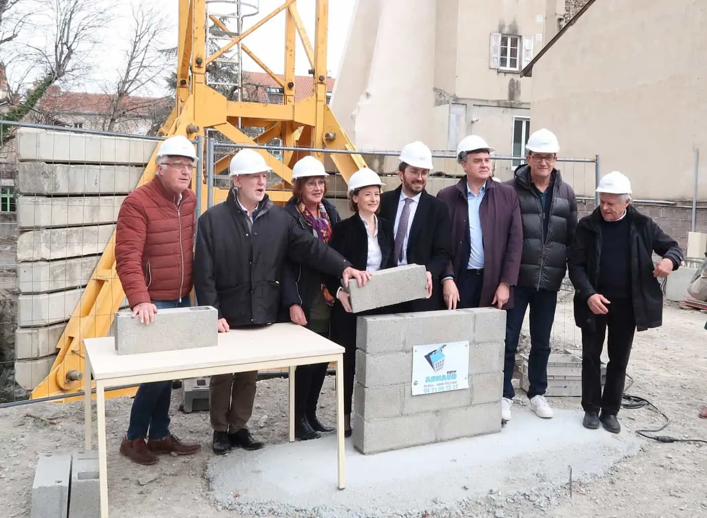 Pose de la première pierre sur le chantier Titaud, avec la construction de 22 logements sociaux (Puy-en-Velay)