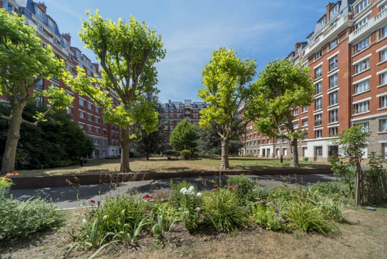 résidence de logements sociaux avec jardin, par RIVP