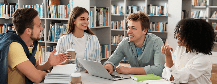 Jeunes étudiants en train de travailler